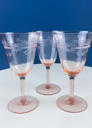 Vintage Pink Peach Depression Glass Wine Glasses. Set of 7. Delicate Etched Daisy Motif Stemware. Dining Room Table Decor. French Country.