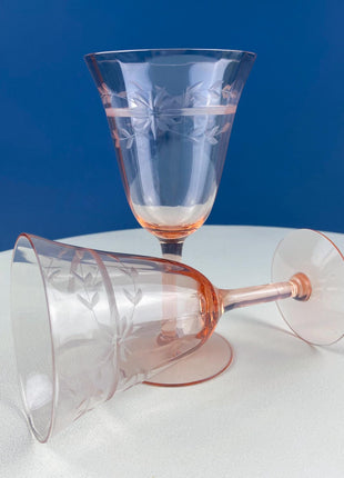 Vintage Pink Peach Depression Glass Wine Glasses. Set of 7. Delicate Etched Daisy Motif Stemware. Dining Room Table Decor. French Country.