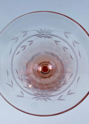 Vintage Pink Peach Depression Glass Wine Glasses. Set of 7. Delicate Etched Daisy Motif Stemware. Dining Room Table Decor. French Country.