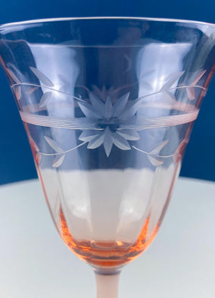 Vintage Pink Peach Depression Glass Wine Glasses. Set of 7. Delicate Etched Daisy Motif Stemware. Dining Room Table Decor. French Country.
