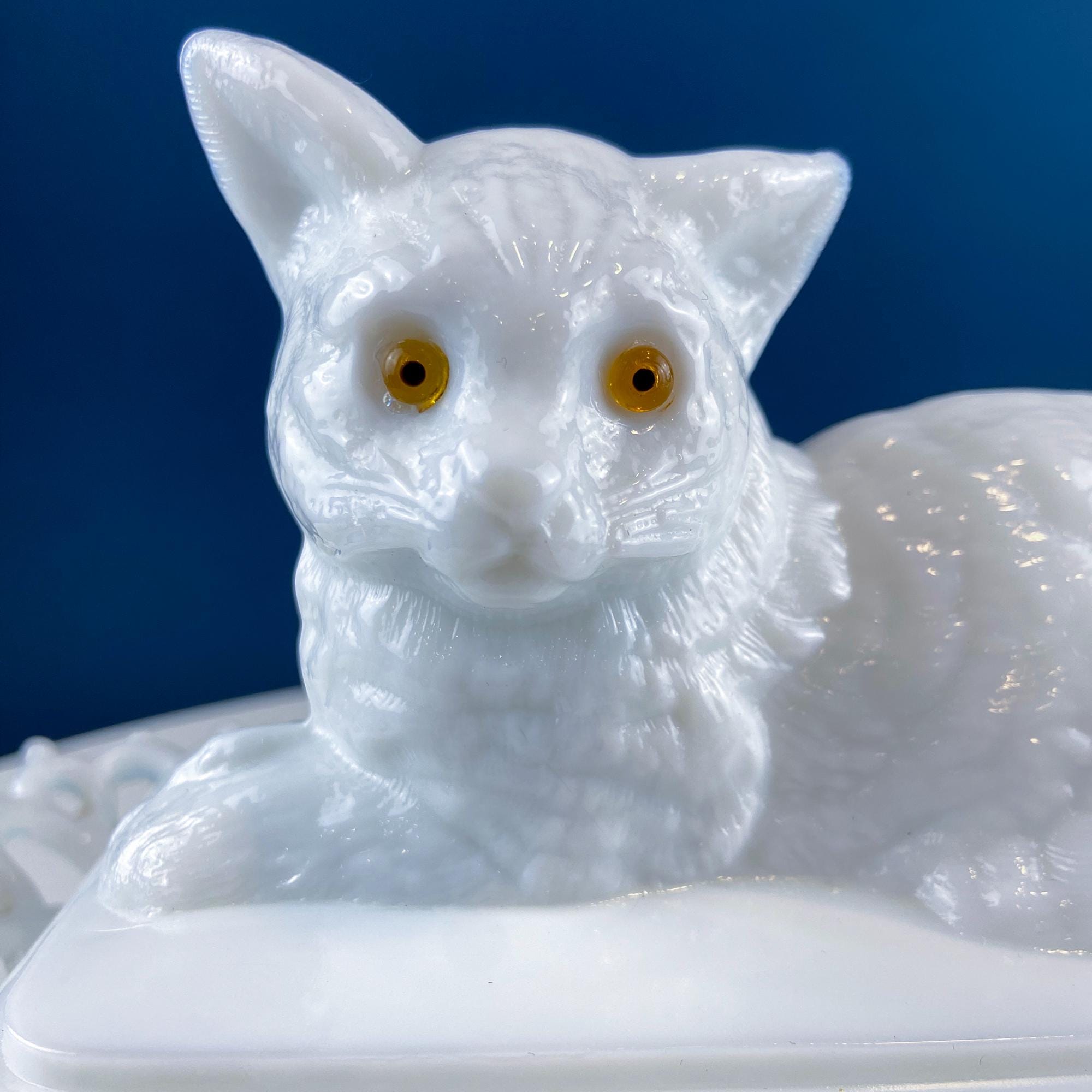 Vintage Westmoreland Milk Glass Cat Covered Dish. Trinket