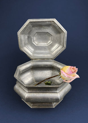 Vintage 20" Wilton Armetale Metal Bowl with Scalloped Edge. Basin Size Food Safe Durable Tarnish Resistant. From Grill to Table Serveware.