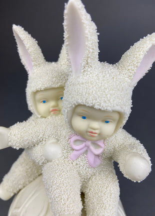 Snow Babies Figurine Celebrating Friendship. Two Babies Sitting on Tree Trunk Holding Hands. Department 56. Collectibles. Kids Room Decor.