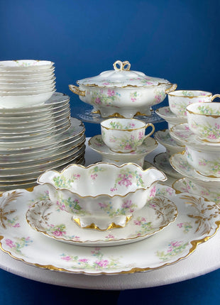 Set of 4 Antique Plates. Delicate Floral Motifs. Scalloped Reticulated Brims. Dining Table Decor. French Country. Modern Farmhouse.