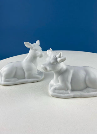 White Atlantic Mold Ceramic Nativity Set. 16 Figurines. Illuminated 3 Piece Manger. Traditional Christmas Decoration. Seasonal Display.