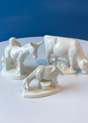 White Atlantic Mold Ceramic Nativity Set. 16 Figurines. Illuminated 3 Piece Manger. Traditional Christmas Decoration. Seasonal Display.