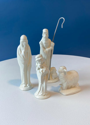 White Atlantic Mold Ceramic Nativity Set. 16 Figurines. Illuminated 3 Piece Manger. Traditional Christmas Decoration. Seasonal Display.