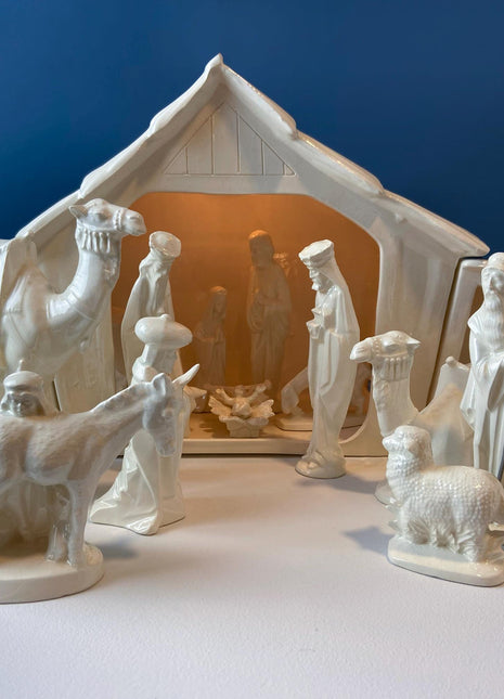White Atlantic Mold Ceramic Nativity Set. 16 Figurines. Illuminated 3 Piece Manger. Traditional Christmas Decoration. Seasonal Display.