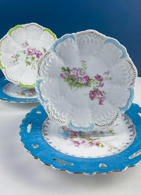 Set of 4 Antique Plates. Delicate Floral Motifs. Scalloped Reticulated Brims. Dining Table Decor. French Country. Modern Farmhouse.