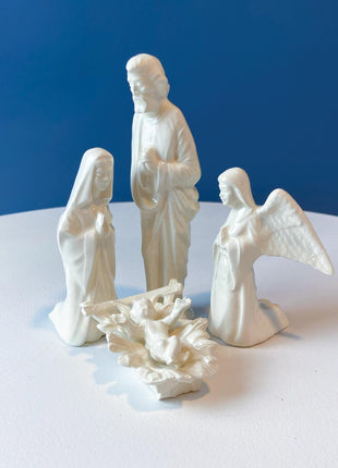 White Atlantic Mold Ceramic Nativity Set. 16 Figurines. Illuminated 3 Piece Manger. Traditional Christmas Decoration. Seasonal Display.