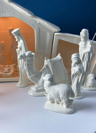 White Atlantic Mold Ceramic Nativity Set. 16 Figurines. Illuminated 3 Piece Manger. Traditional Christmas Decoration. Seasonal Display.
