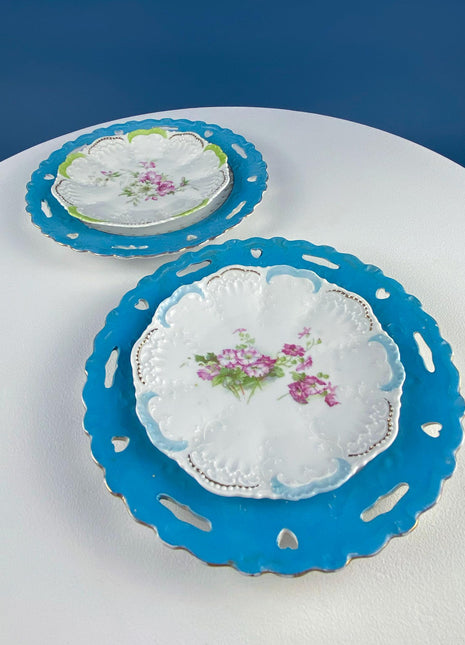 Set of 4 Antique Plates. Delicate Floral Motifs. Scalloped Reticulated Brims. Dining Table Decor. French Country. Modern Farmhouse.