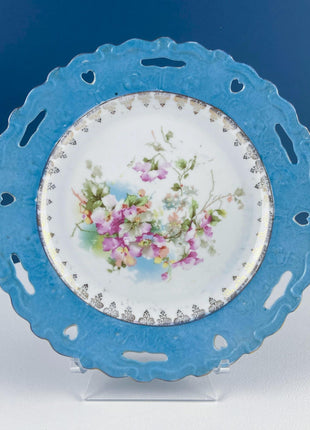 Set of 4 Antique Plates. Delicate Floral Motifs. Scalloped Reticulated Brims. Dining Table Decor. French Country. Modern Farmhouse.
