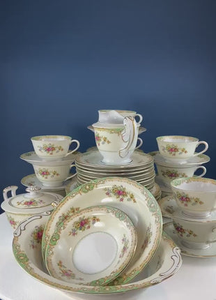 Classic Wedgewood Cavendish Classic Dinnerware Set. 4 Settings: Dinner, Salad, Dessert/Bread Plates, Cups and Saucers. 20 piece China.