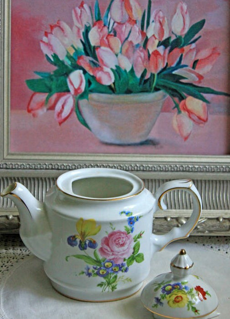 Porcelain Pot with Lid. Small Tea or Coffee Pot or Hot Chocolate Serving Pot. Personal Pot by Royal Dunabe. Three Cup Tea Pot.