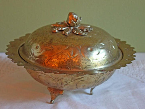 Brass Footed Bowl with Cover. Hand Hammered Brass Bowl with Knob in Acorn Shape. Bowl with Scalloped Rim. Brass Trinket Bowl or Candy Bowl.