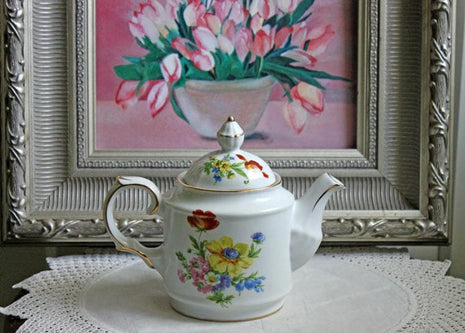 Porcelain Pot with Lid. Small Tea or Coffee Pot or Hot Chocolate Serving Pot. Personal Pot by Royal Dunabe. Three Cup Tea Pot.