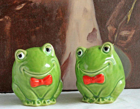 Porcelain Green Frogs Salt & Pepper Shakers, made in Occupied Japan