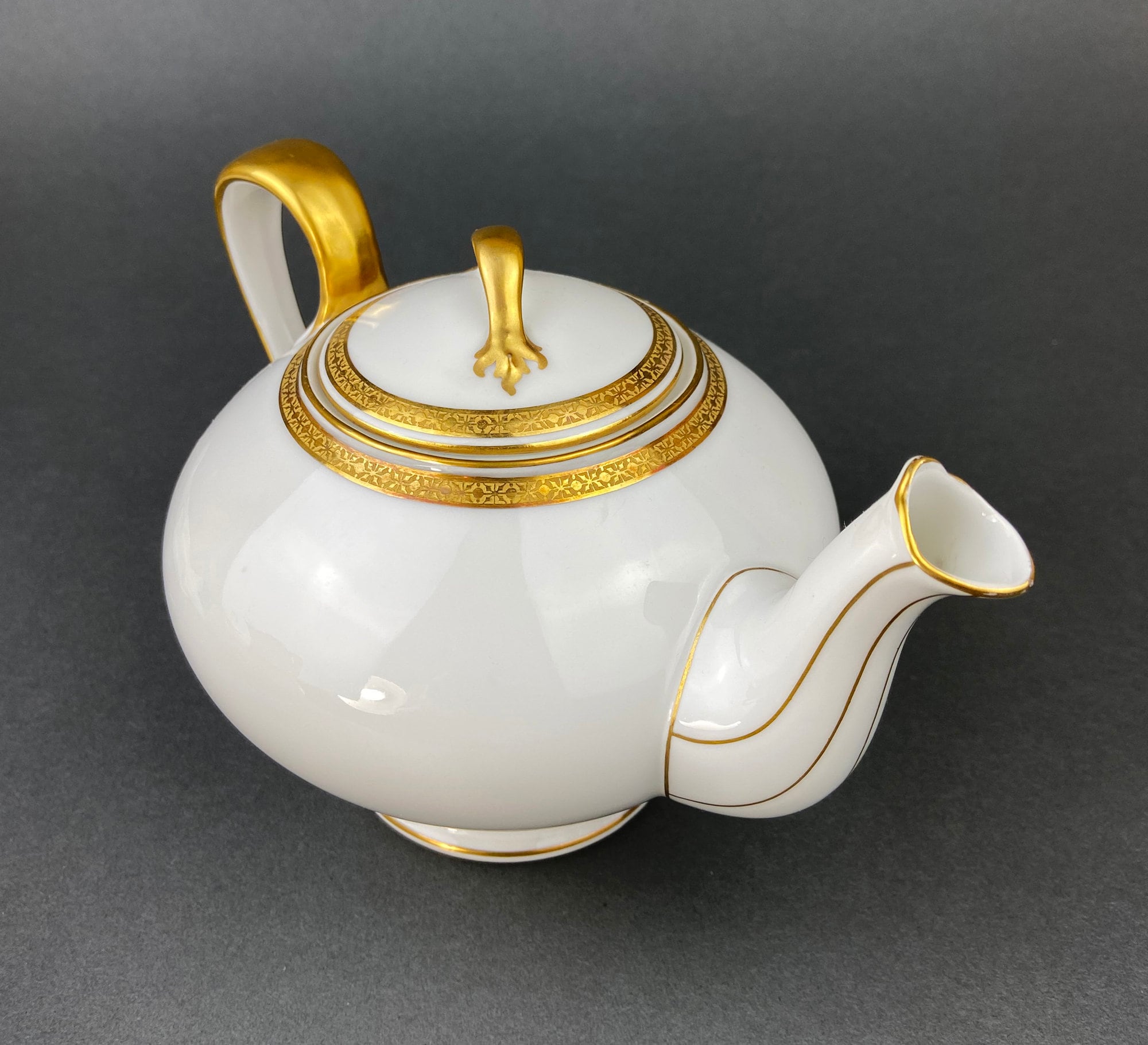 THÉIÈRE EN PORCELAINE de Limoges Haviland modèle A la Grenade NEUF THÉIÈRE EN PORCELAINE de Limoges Haviland modèle A la Grenade NEUF
