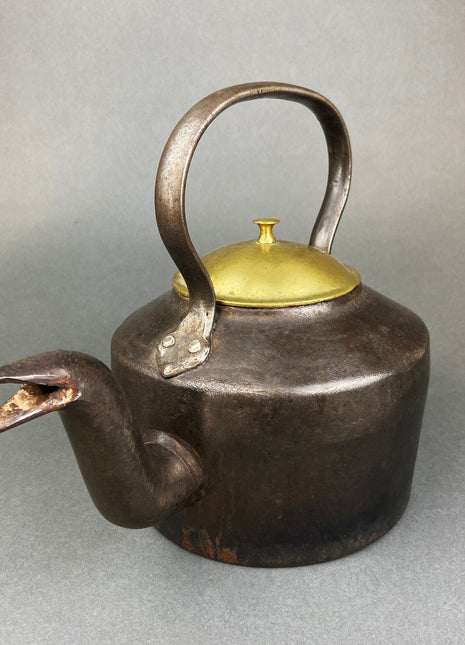 Antique Iron Kettle with Brass Cover. Old English, Heavy Kettle. No 1, J&J Siddons, Westbromwich, 4 pints.