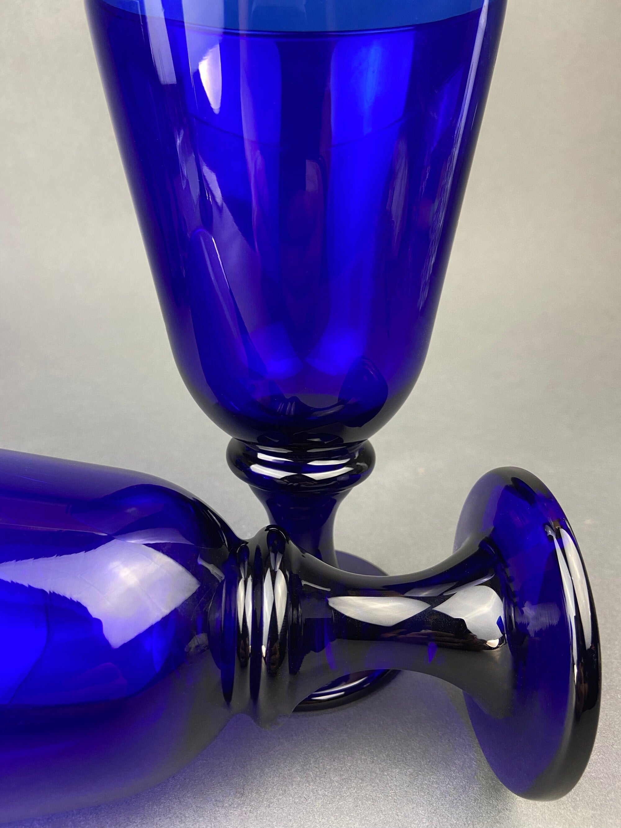 COBALT BLUE SET OF 8 WATER GLASSES WITH WHITE WINDMILL DESIGN COBALT BLUE SET OF 8 WATER GLASSES WITH WHITE WINDMILL DESIGN