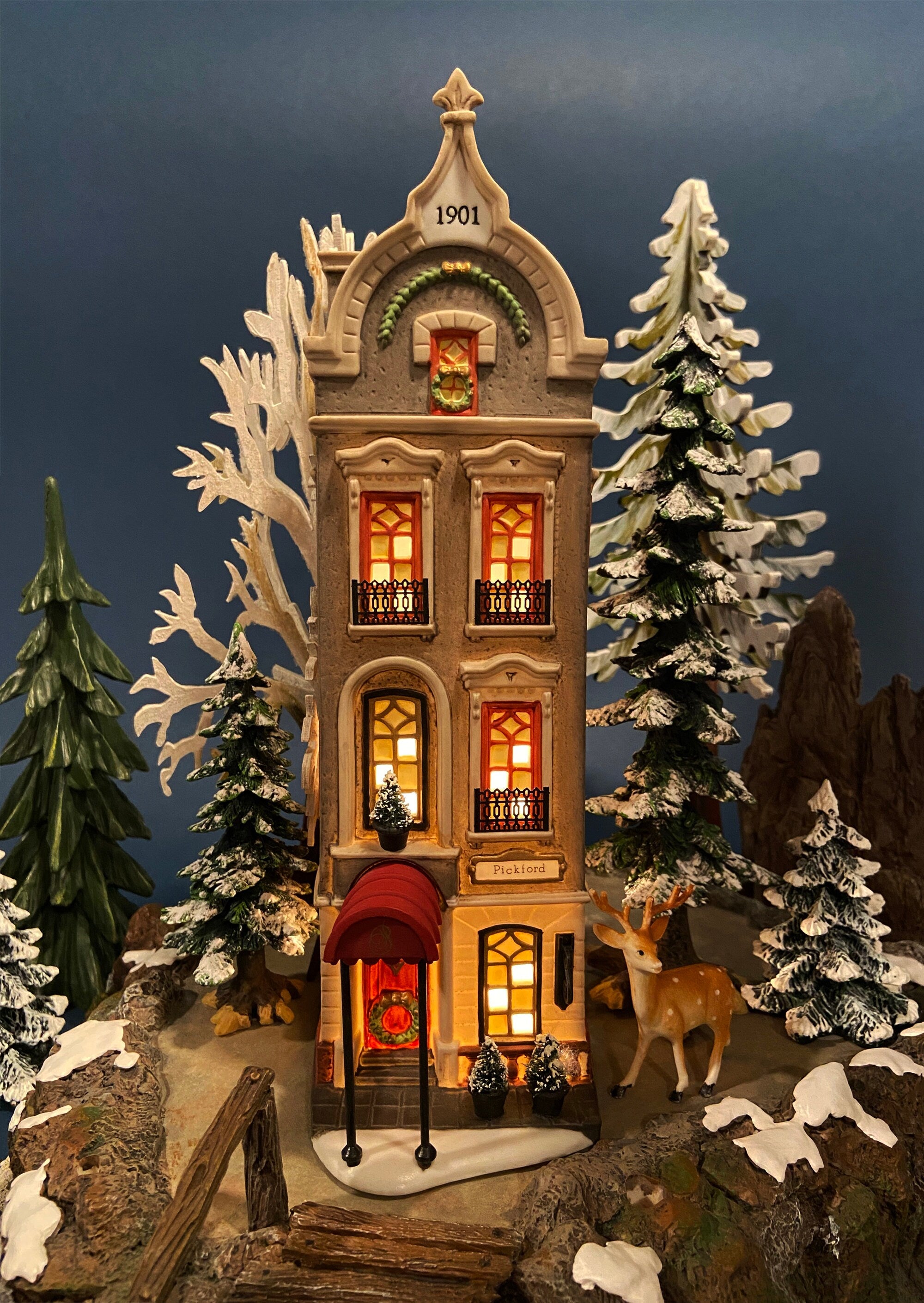 The City Globe Publishing by Department 56. Illuminated Christmas Village  House. Christmas in the City Series. Hand-Painted Porcelain.