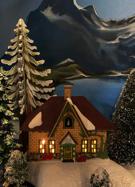 Christmas Department 56 / Apple Valley School / New England Village Series / Hand Painted Porcelain Building with Lights. 1995
