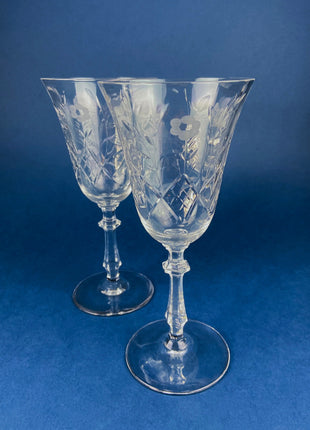 Cut Crystal Champagne Glasses. Geometrical Motif. Set of 6 Stemware. Incredible Shimmer & Ping. Wedding Gift. Housewarming Celebration.