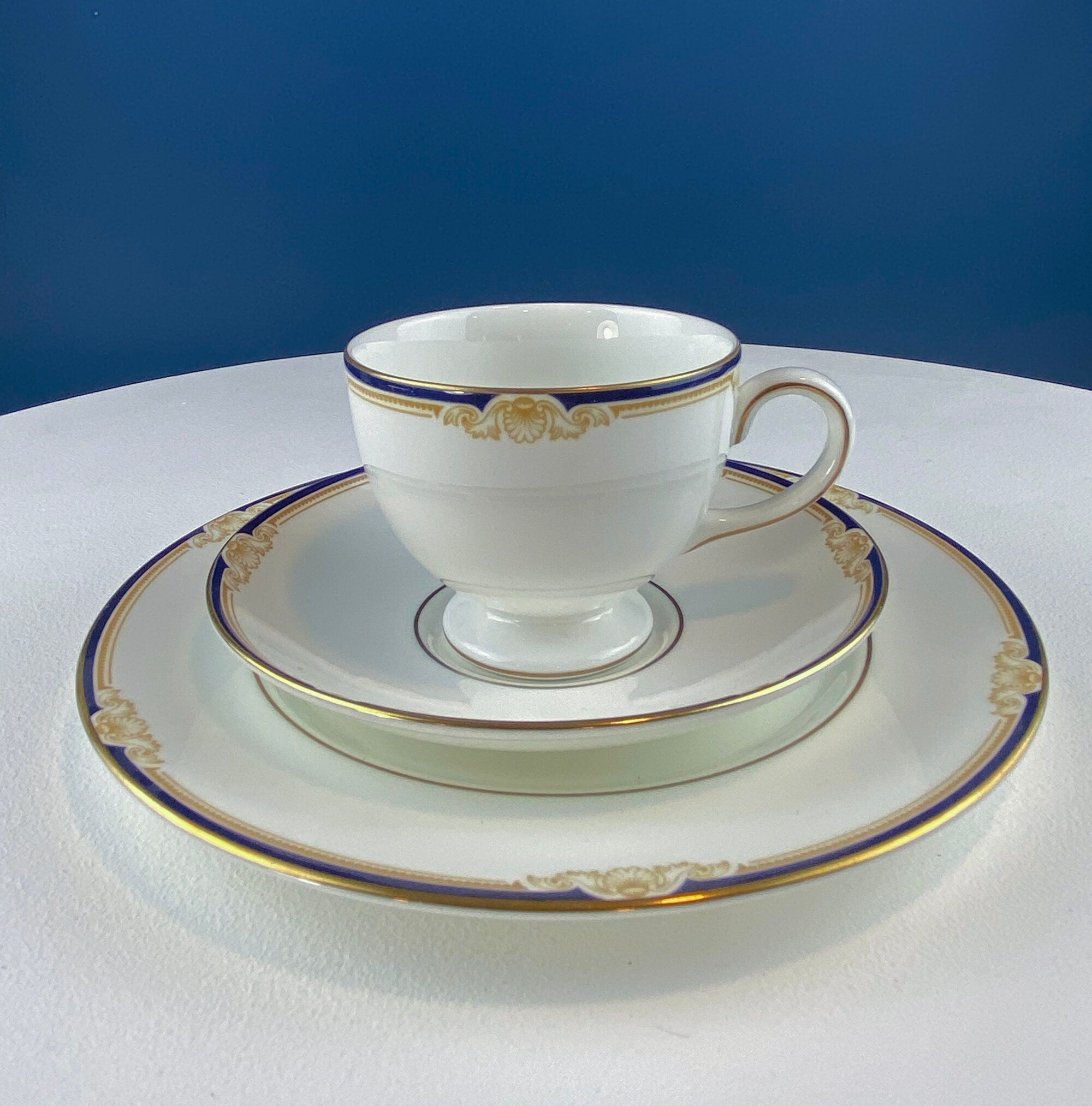 Classic Wedgewood Cavendish Classic Dinnerware Set. 4 Settings: Dinner,  Salad, Dessert/Bread Plates, Cups and Saucers. 20 piece China.