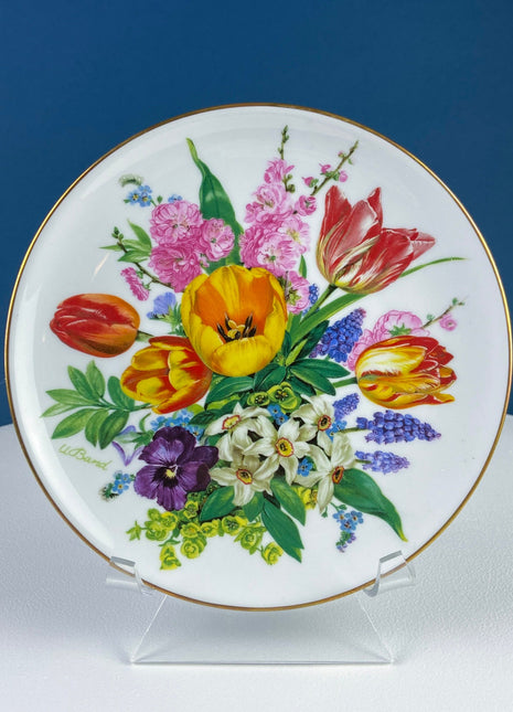 Limited Edition Hutschenreuther 8" Plate. Ursula Band Exclusive. Wall Hanging Plate with Bucket of Flowers. Collectible Wall Art.
