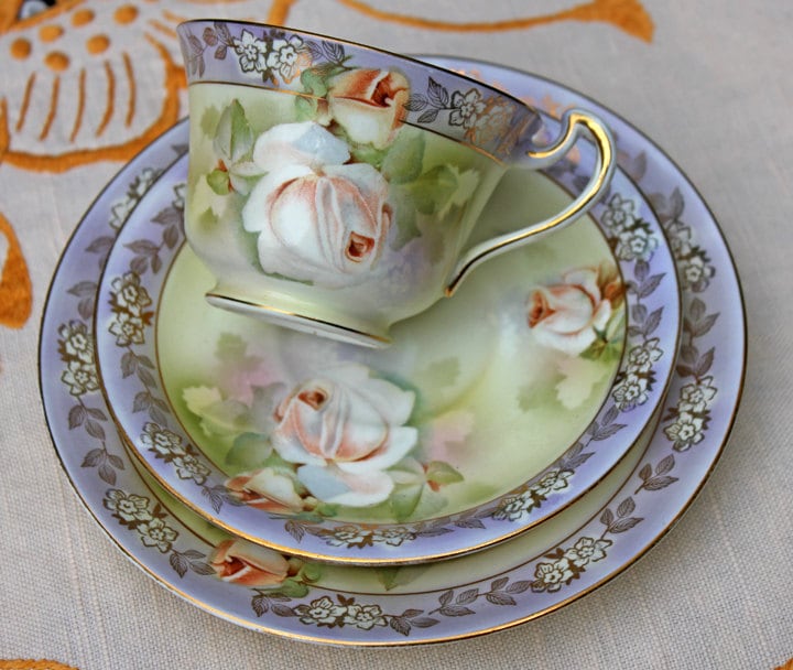 Ancien service à thé en porcelaine SIP France décor de roses avec dorures Ancien service à thé en porcelaine SIP France décor de roses avec dorures