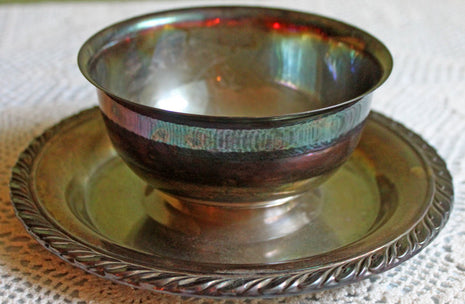 Silver Plated Bowl with Attached Drip Plate. Gravy or Jam Serving Dish by Oneida. Nice Heavy Patina.